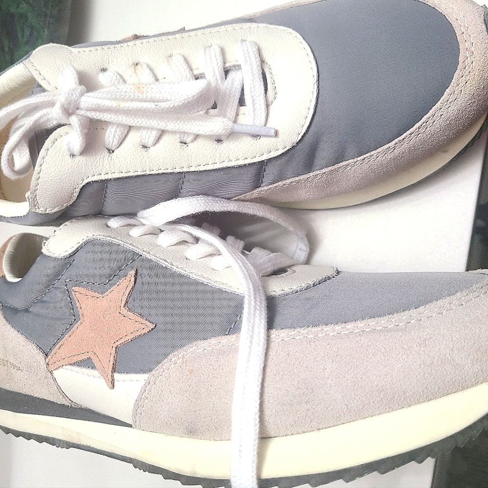 Vintage Hausus sneakers size 9